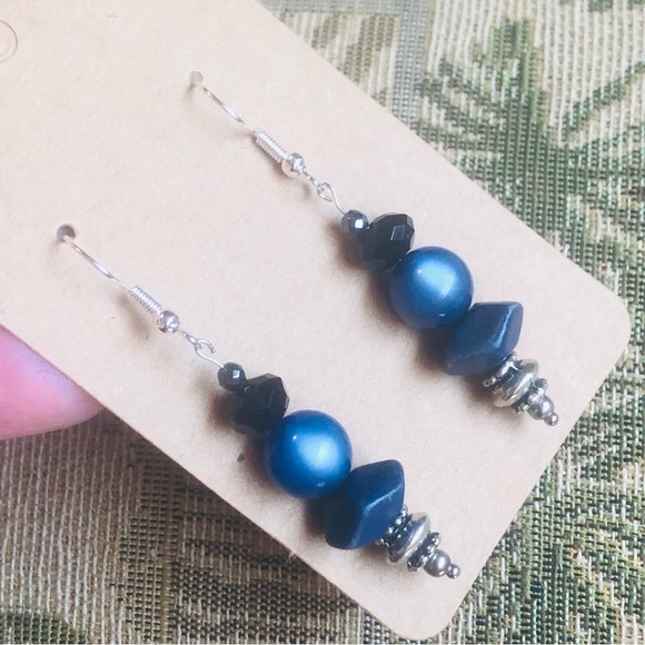 Handcrafted jet black rhondelle iridescent pearl elegant dangle earrings - Picture 3 of 4